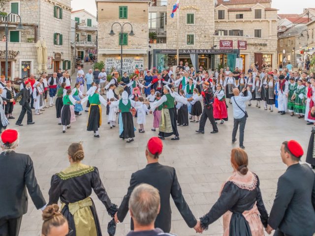 MEĐUNARODNA SMOTRA FOLKLORA “PRIMOŠTENU MOJ DIVNI UZORE”