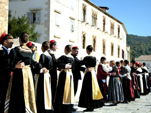 FEŠTA OD FOLKLORA NA OTOKU HVARU